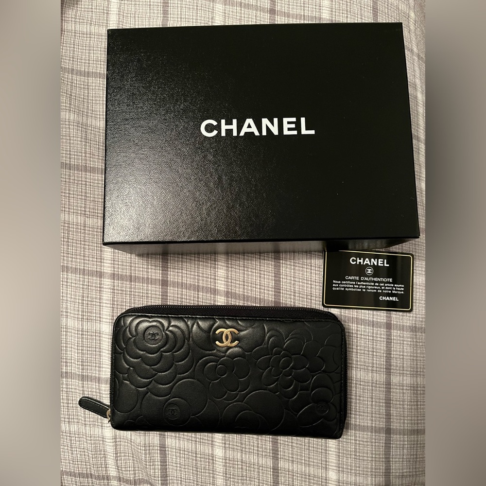 Chanel camellia zip around